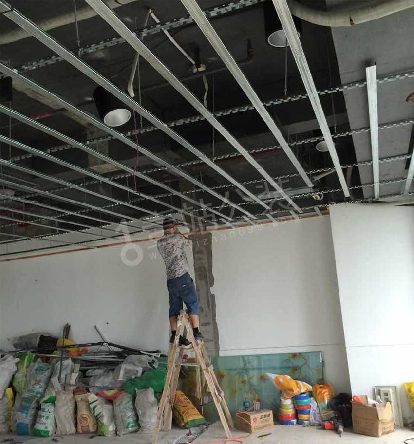壹站公装施工师傅正在施工